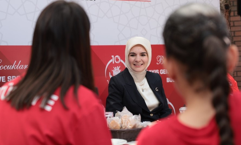 Bakan Göktaş, devlet himayesindeki sporcu gençlerle buluştu