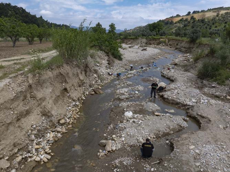  İlçeye gelip gram gram altın arıyorlar Altın bitse bile su geldikçe altın geliyor