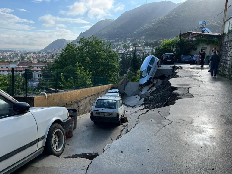 Hatayda şiddetli sağanak hayatı fel&ccedil; etti K&ouml;pr&uuml; &ccedil;&ouml;kt&uuml; ve ara&ccedil;lar s&uuml;r&uuml;klendi: 1 &ouml;l&uuml;, 3 yaralı
