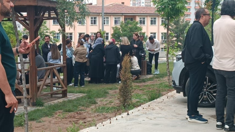 Asansörde kalanları kurtarmaya çalışıyordu