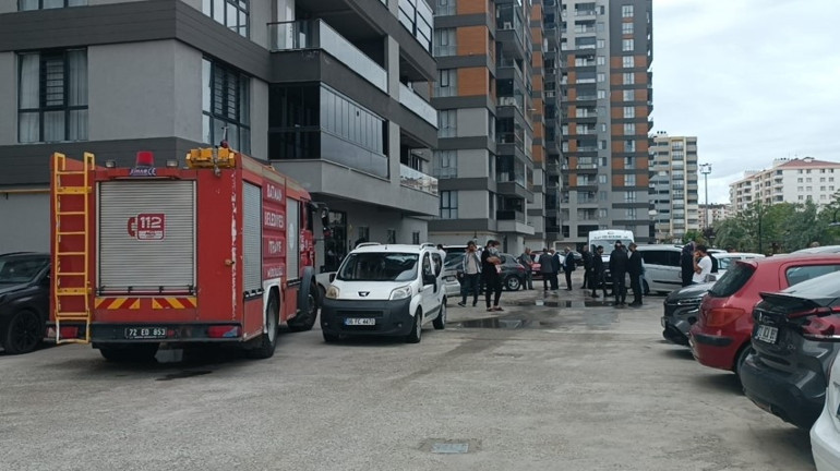 Asansörde kalanları kurtarmaya çalışıyordu