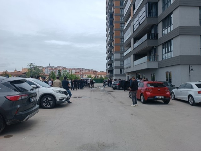 Asansörde kalanları kurtarmaya çalışıyordu