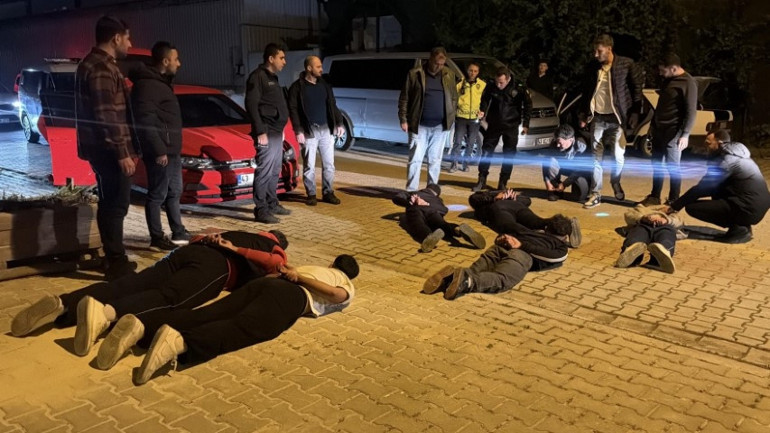 Ters kelepçe ile gözaltına alındılar