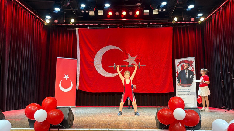 Landshut’ta çifte bayram coşkusu salona sığmadı