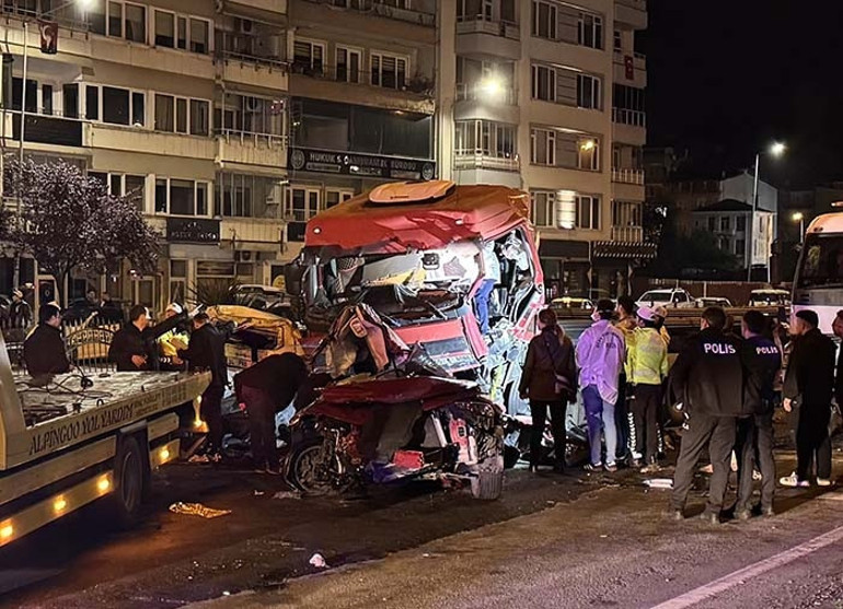 Giresunda tır iki otomobile çarptı: 5 kişi öldü, 6 kişi yaralandı