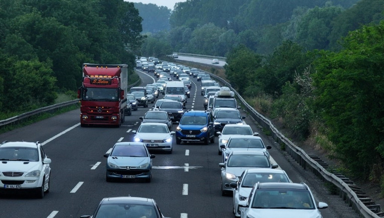 Bayram trafiği başladı Geceden uzun kuyruklar oluştu