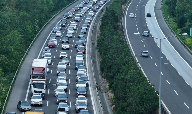 Bayram trafiği başladı Geceden uzun kuyruklar oluştu
