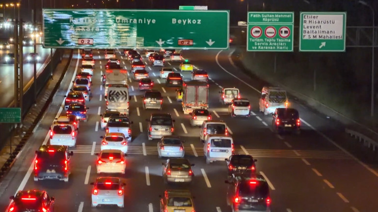 Bayram trafiği başladı Geceden uzun kuyruklar oluştu