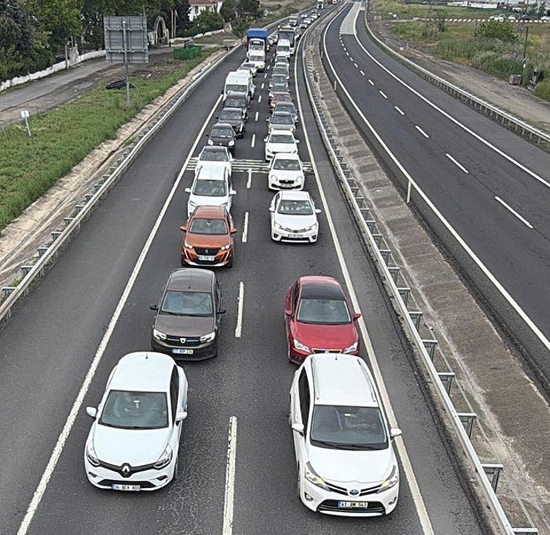 Bayram trafiği başladı Geceden uzun kuyruklar oluştu