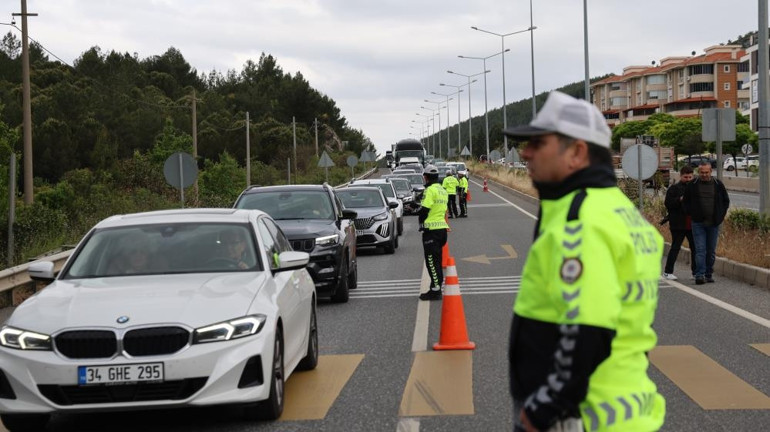 Bayram trafiği başladı Geceden uzun kuyruklar oluştu