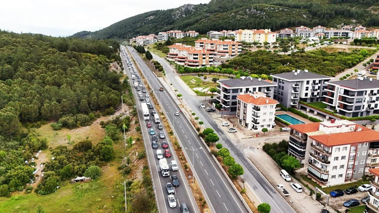 Bayram trafiği başladı Geceden uzun kuyruklar oluştu