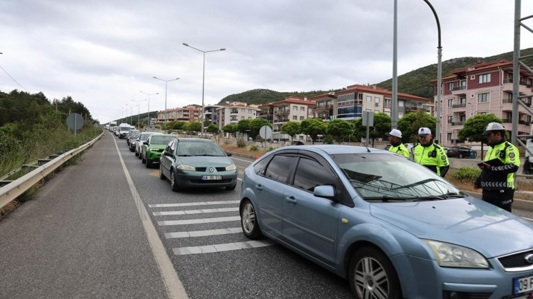 Bayram trafiği başladı Geceden uzun kuyruklar oluştu