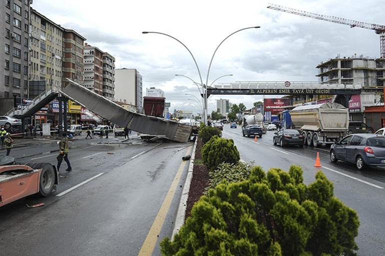 Kamyon üst geçide çarptı