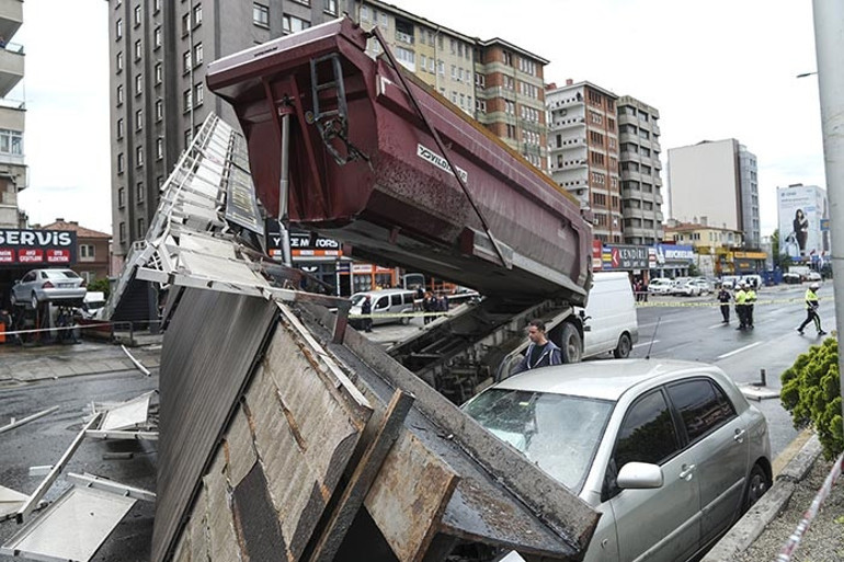 Kamyon üst geçide çarptı