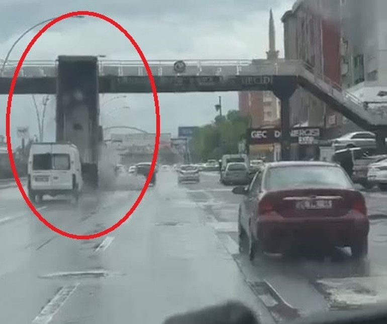 Kamyon üst geçide çarptı