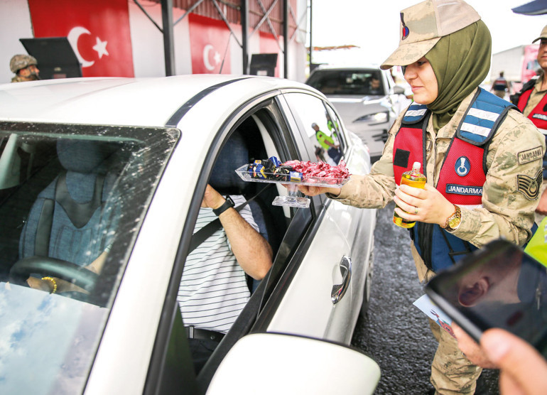 Tatilciler geceden yola çıktı: Dokuz günlük göç başladı
