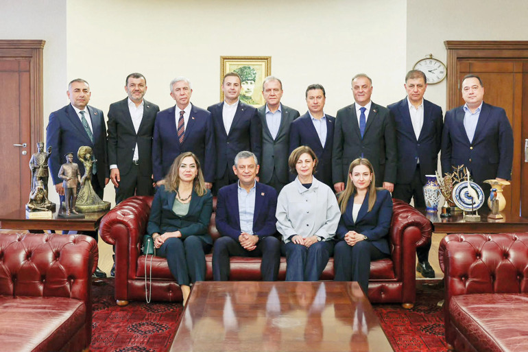 CHP’de 2 cephede kurultay taktikleri