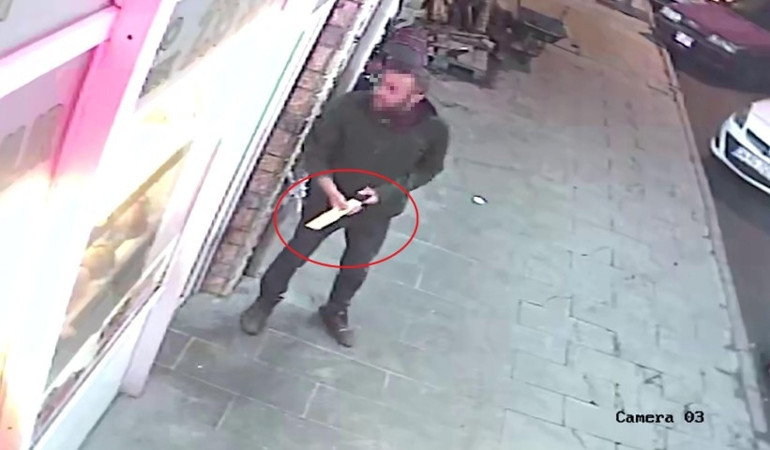 Yıkanıp tahriş olduğunu iddia ettiler: Fırıncıya saldırı kamerada