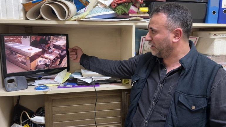 Yıkanıp tahriş olduğunu iddia ettiler: Fırıncıya saldırı kamerada