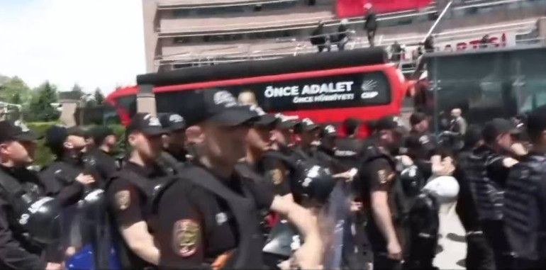  Özel destekçileri parti otobüslerini bina önüne çekti, Mahmut Tanal hortumla bekliyor