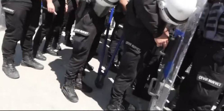 CHP genel merkezinde dikkat çeken anlar: Özel destekçileri parti otobüslerini bina önüne çekti, Mahmut Tanal hortumla bekliyor