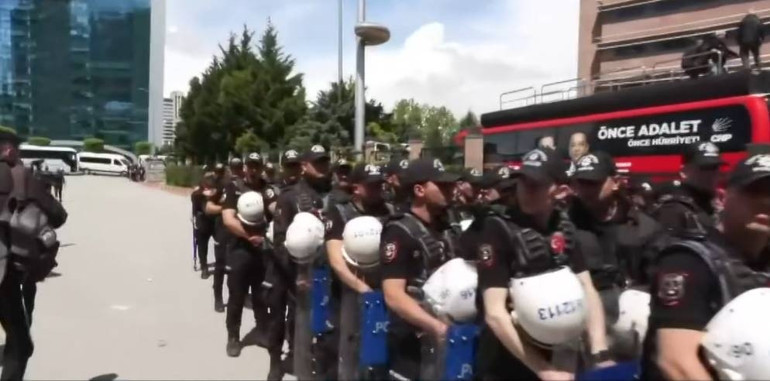  Özel destekçileri parti otobüslerini bina önüne çekti, Mahmut Tanal hortumla bekliyor