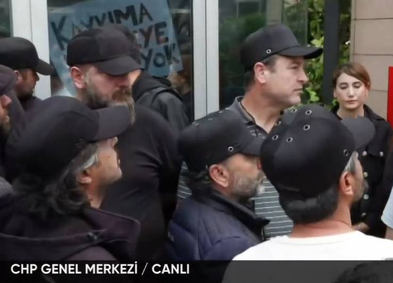  Özel destekçileri parti otobüslerini bina önüne çekti, Mahmut Tanal hortumla bekliyor