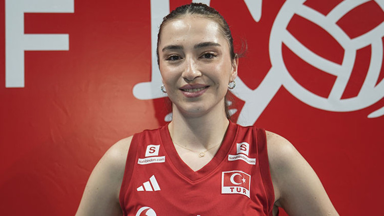 Milli voleybolcular Saliha Şahin ile Dilay Özdemir, yaz sezonu için heyecanlı