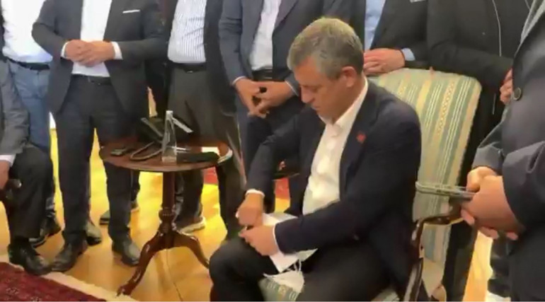  Koy masaya gelince okusun... Kendisine ulaştırılan tebligatı böyle yırttı