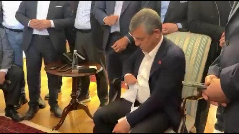  Koy masaya gelince okusun... Kendisine ulaştırılan tebligatı böyle yırttı