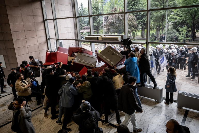 CHP Genel Merkezi’nde polisle tahliye