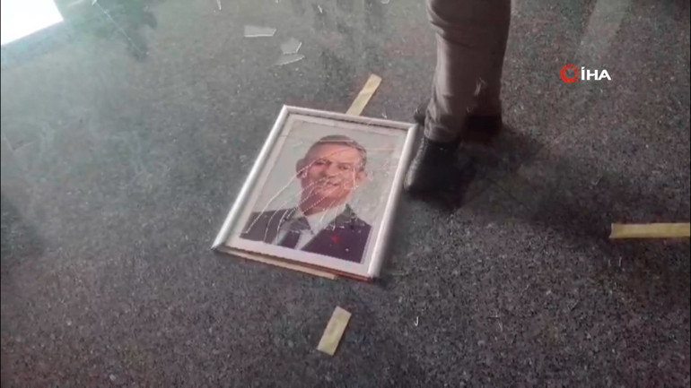 CHP Genel Merkezinde Özgür Özelin afişi indirildi