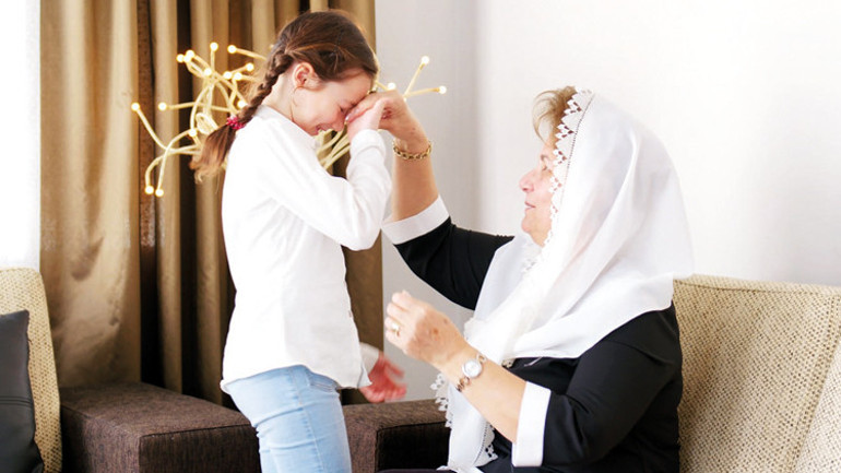 İngilizce bilmeyene kızıyoruz ama konuşana da gülüyoruz