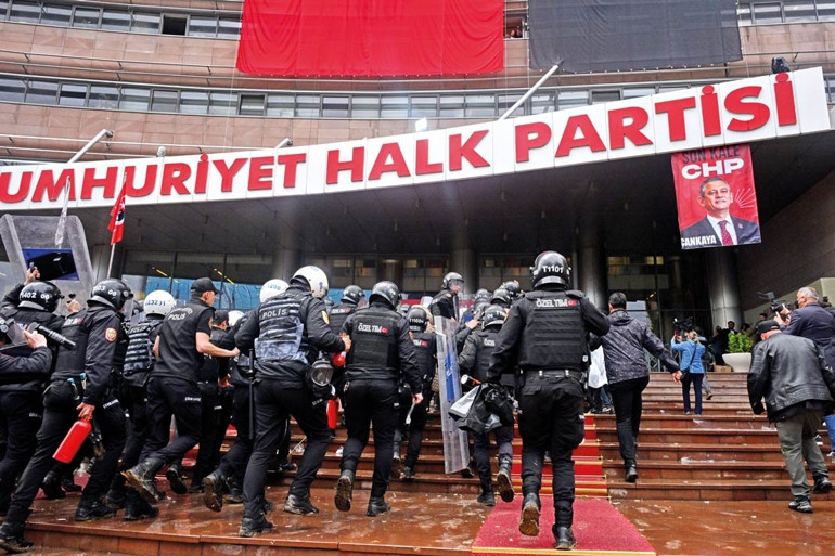 Yolsuzluk ve rüşvetle İmamoğlu’nun kullandığı ‘hançer’ olarak şaibeyle geldi, polisle gitti