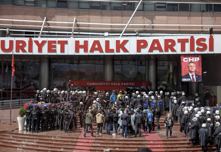 CHP Genel Merkezi’nde polisle tahliye