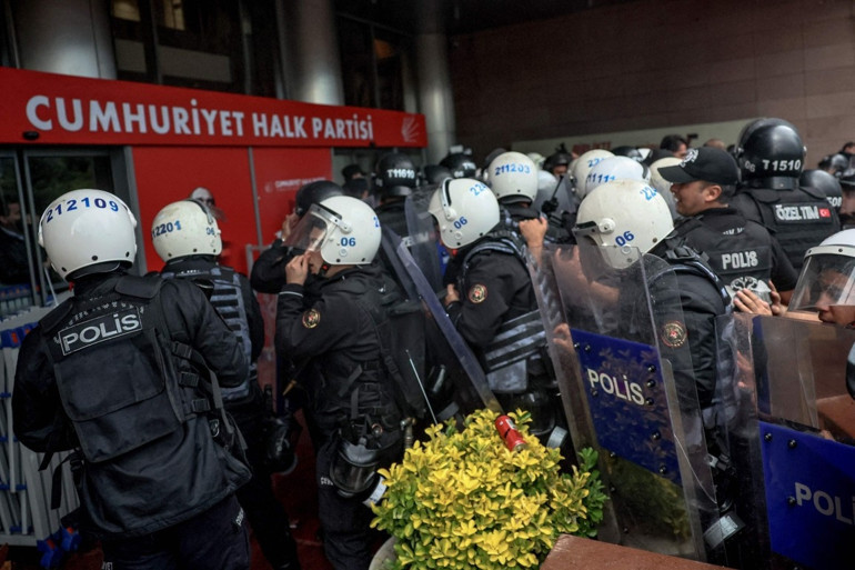 CHP Genel Merkezi’nde polisle tahliye