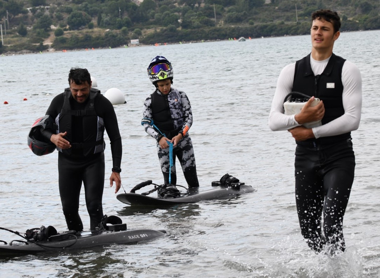 Altuğ erkeklerinin Çeşme çıkarması