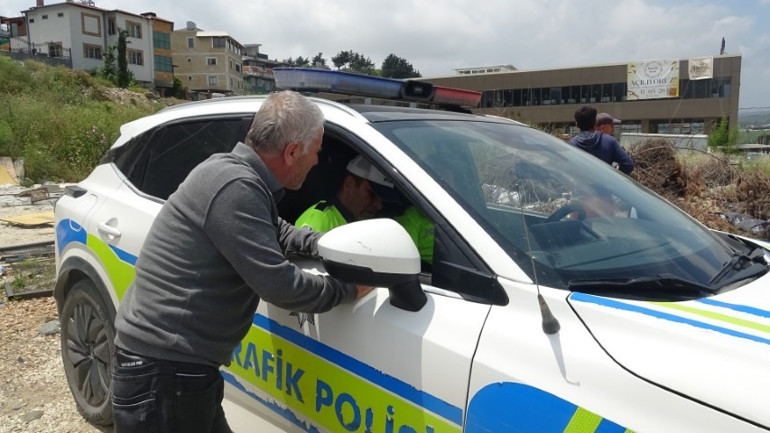 Trafik cezası yediği için mutlu oldu; ekipleri tebrik etti