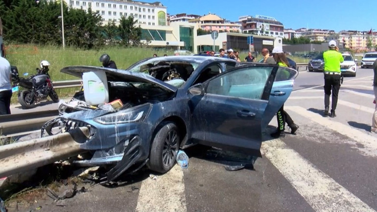 Yanan araçtaki sürücüyü vatandaşlar kurtardı