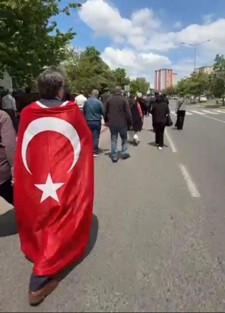 Şehit cenazesinde yürek burkan ölüm... Türk bayrağına sarılı konuştu, fenalaşıp hayatını kaybetti