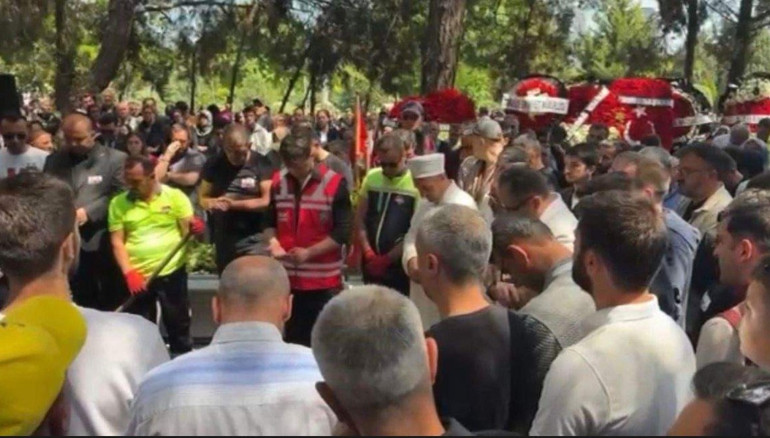 Şehit cenazesinde yürek burkan ölüm... Türk bayrağına sarılı konuştu, fenalaşıp hayatını kaybetti