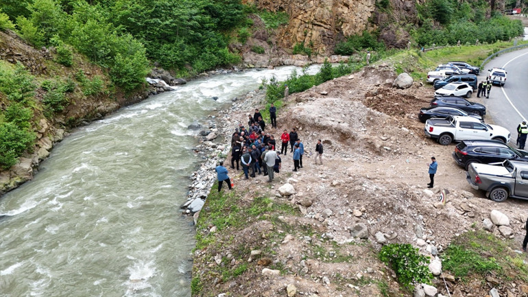 Giresunda derede balık avlarken akıntıya kapılmışlardı Son anları kamerada