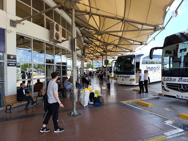 Bir anlık dalgınlık pahalıya mal oluyordu.... Bankta servet unuttu, altın dolu çanta polis tarafından bulundu