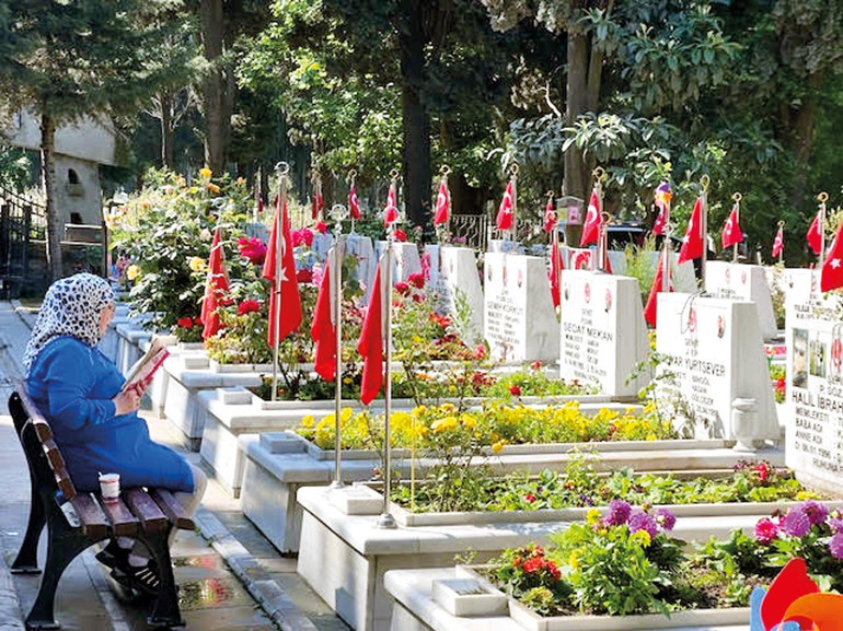 Şehitlikte buruk bayram
