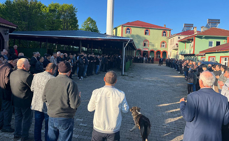  Köy meydanında yüzlerce kişi zincir oluşturdu