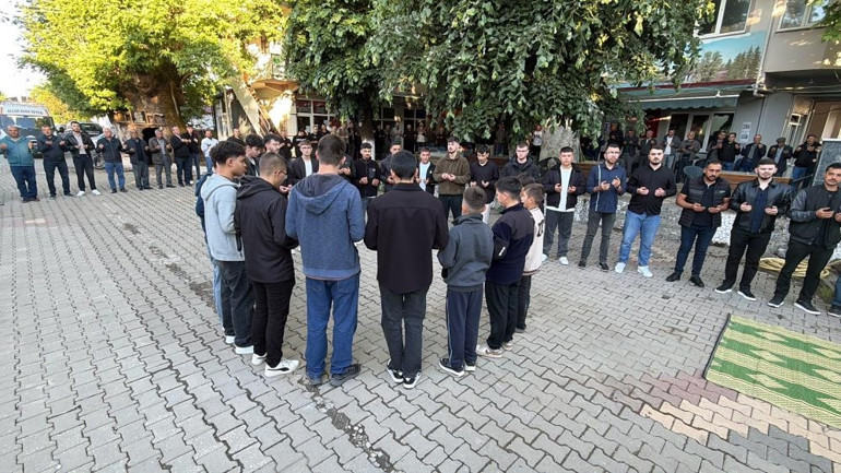  Köy meydanında yüzlerce kişi zincir oluşturdu