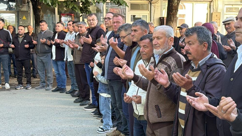  Köy meydanında yüzlerce kişi zincir oluşturdu
