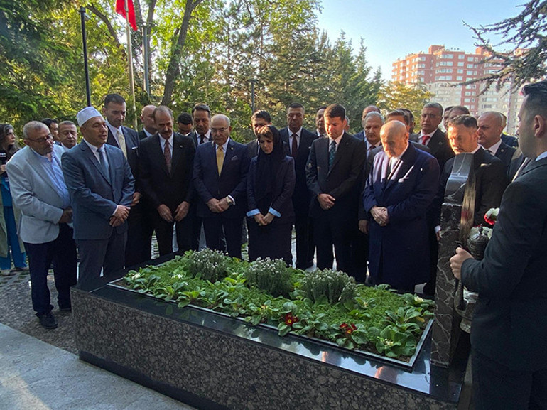 Devlet Bahçeli, Türkeşin mezarını ziyaret etti