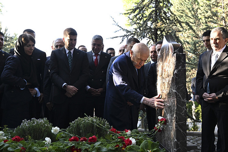 Devlet Bahçeli, Türkeşin mezarını ziyaret etti