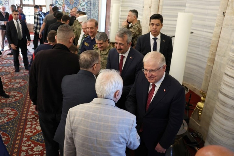 Milli Savunma Bakanı Yaşar Güler, bayram namazını Selimiye Camisinde kıldı